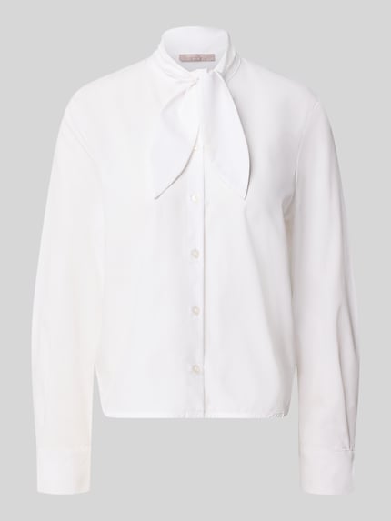 Produktfoto, weiße Regular Fit Bluse aus Viskose-Mix mit Schluppe von Christian Berg Woman Selection, glatte Oberfläche, Knopfleiste, Damenmode