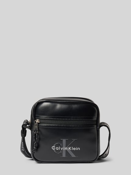 Produktfoto, schwarze Herren Umhängetasche mit Logo-Prägung aus glattem Material, CK Calvin Klein, neutraler Hintergrund