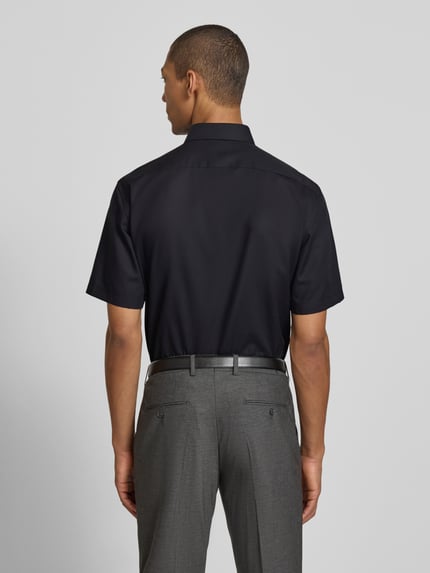 Männermodel trägt Regular Fit Freizeithemd mit Kentkragen von OLYMP in Schwarz, reine Baumwolle, kurzärmelig, Rückenlänge 80 cm, Ganzkörperansicht Rückansicht.