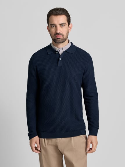 Męski model nosi Strickpullover mit Polokragen od Christian Berg Men, granatowy, bawełna, regular fit, przód, ujęcie całej sylwetki.