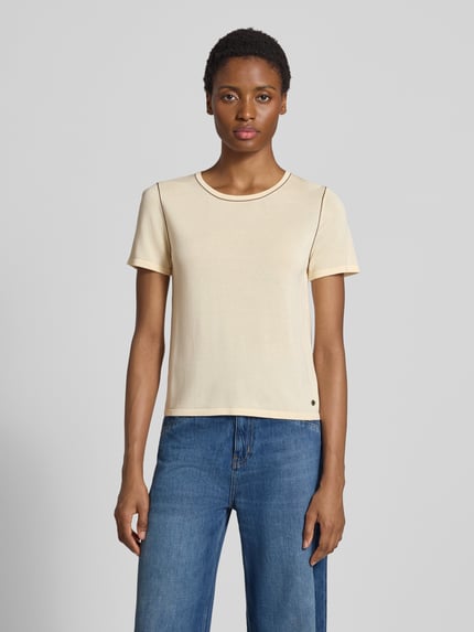 Kobiece modelka ma na sobie damski t-shirt z mieszanki lyocellu z dodatkiem jedwabiu, krój regular fit, model 'Stella' od GUIDO MARIA KRETSCHMER WOMAN, okrągły dekolt, długość tyłu w rozmiarze 36: 53 cm, jasny kolor, gładka faktura, pełny widok z przodu