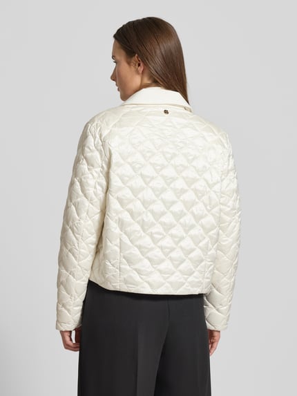 Vrouwenmodel draagt Regular Fit Jacke in Stepp-Optik met omgeslagen kraag van Marc Cain, crèmekleurig, geheel van achteren.