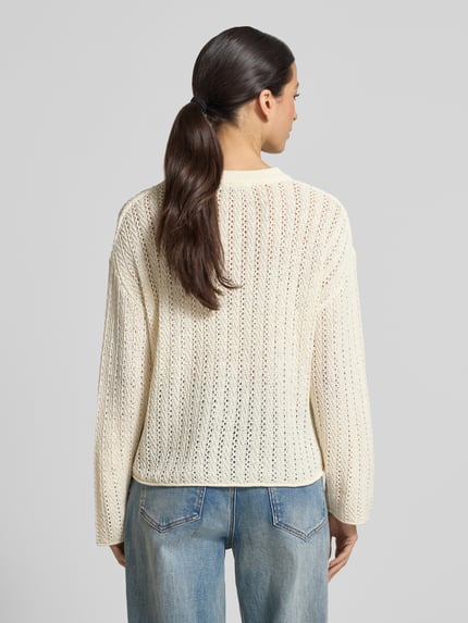 Vrouwenmodel draagt Comfort Fit Strickpullover im Semitransparenter Optik van Tom Tailor Denim, ajourbreisel, structuur, effen, ronde hals, lange mouwen, rolzoom, volledig rugaanzicht.