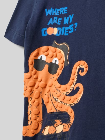 Produktfoto, Regular Fit T-Shirt mit 3D-Motiv-Print von s.Oliver RED LABEL aus reiner Baumwolle, dunkelblau mit orangem Oktopus und Schrift, Jerseystruktur