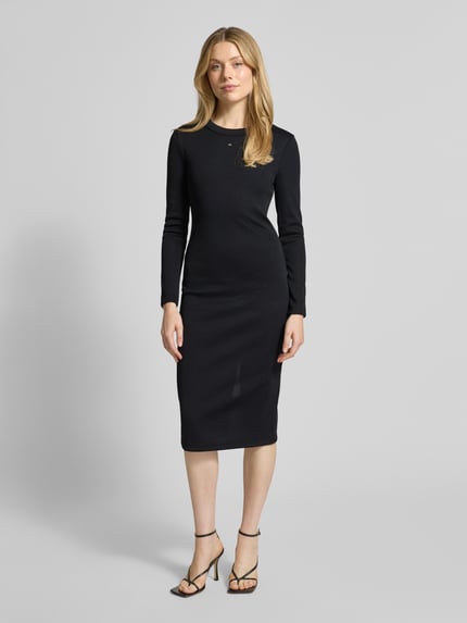 Vrouwenmodel draagt Midikleid mit Label-Detail van ARMANI EXCHANGE in zwart, getailleerde pasvorm, ribboord, geheel van voren.