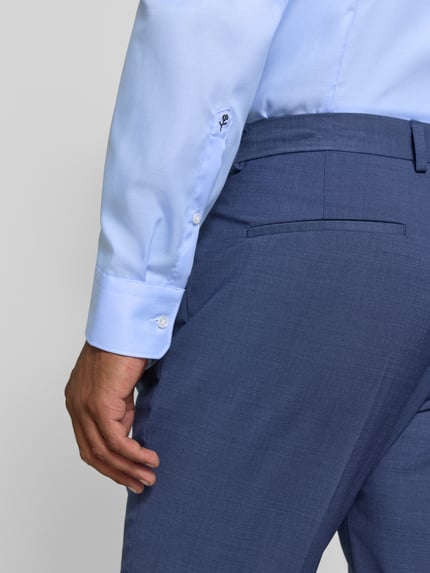 Männermodel trägt Slim Fit Business Hemd mit Kentkragen aus Feintwill von Seidensticker, feine Webstruktur, Detailaufnahme Rückansicht.