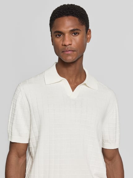 Męski model nosi Regular Fit Poloshirt mit Strukturmuster von Christian Berg Men, bawełna, wzór strukturalny, kolor biały, zbliżenie górnej części ciała