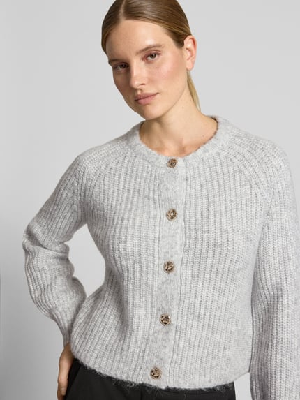 Frauenmodel trägt Regular Fit Cardigan in strick-Optik von Christian Berg Woman Selection, hellgrau, Rundhalsausschnitt, Nahaufnahme Oberkörper.