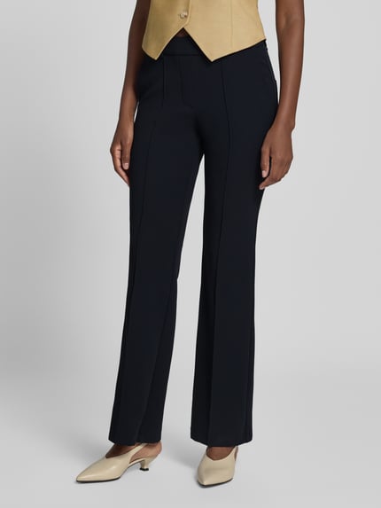 Frauenmodel trägt Regular Fit Hose mit elastischem Bund Modell 'FRANCOISE' von CAMBIO, schwarz, glatte Textur, Nahaufnahme Oberkörper, Damen Weite Hose.