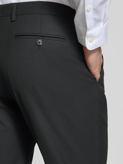 Männermodel trägt Anzughose mit Bügelfalten von Christian Berg Men, unifarben, Material-Mix, Detailaufnahme Gesäßpartie