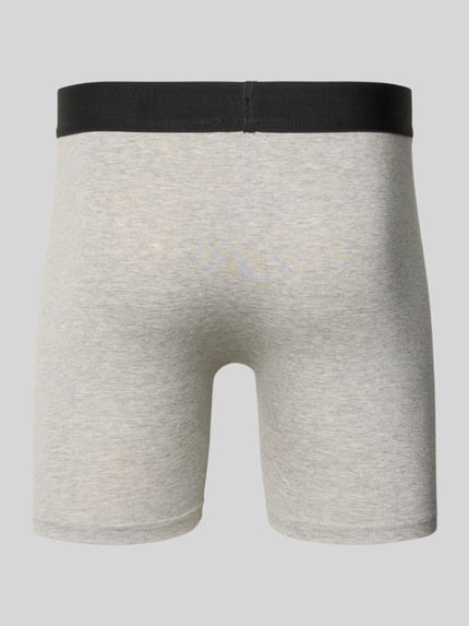 Männermodel trägt Boxershorts mit elastischem Label-Bund von Snocks in Hellgrau mit schwarzem Bund, eng anliegend, Rückansicht Ganzkörper.