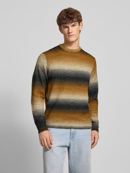 Männermodel trägt Regular Fit Strickpullover mit Baumwoll-Anteil Modell 'BERTIL' von Only & Sons, Optik: Allover-Muster, Rundhals, Langarm, gerippte Abschlüsse, Materialverarbeitung: Strick, Farbmix aus Braun, Beige, Schwarz, Ganzkörperansicht von vorne.