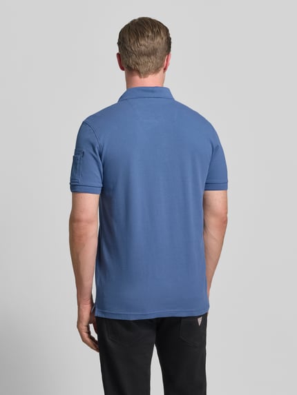 Männermodel trägt Slim Fit Poloshirt mit Logo-Patch von PME Legend aus elastischem Baumwoll-Mix, Blau, Polokragen, Kurzärmelig, Ganzkörperansicht Rückansicht.