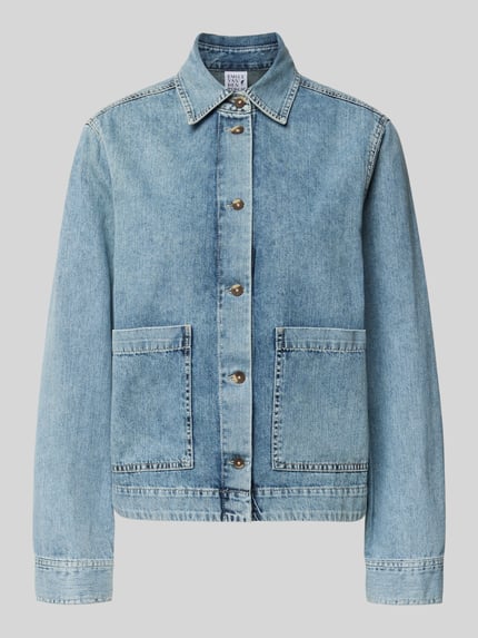 Produktfoto, Jeansjacke mit aufgesetzten Taschen von Emily Van den Bergh in Hellblau, reine Baumwolle, Regular Fit, Knopfleiste, Umlegekragen, aufgesetzte Taschen, gerade Form, strukturierte Oberfläche