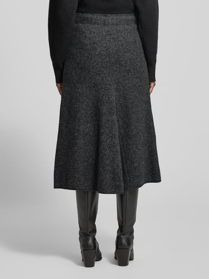 Vrouwenmodel draagt Midirok aus Viskose-Baumwoll-Mix van Christian Berg Woman, donkergrijs, A-lijn, deelnaden, totale lengte 81 cm, bandwijdte 38 cm, Ganzkörperansicht Rückansicht.