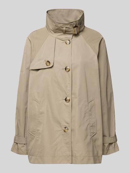 Produktfoto, beigefarbener Trenchcoat mit Stehkragen und Ärmelriegeln von Fuchs Schmitt, lockere Passform, glatte Oberfläche, sichtbare Knopfleiste, Eingrifftaschen, Maße: Rückenlänge 72 cm, Schulterbreite 40 cm, Brustweite 54 cm, Ärmellänge 60 cm