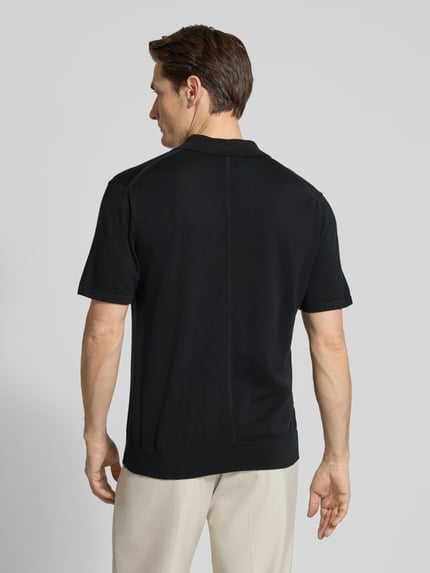 Männermodel trägt Regular Fit Poloshirt in Strick-Optik Modell 'Supima' von CK Calvin Klein aus reiner Baumwolle, Rückansicht.