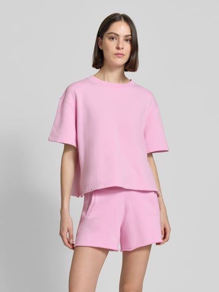 Vrouwenmodel draagt oversized sweatshirt met 1/2-mouwen van Rich & Royal, mix van biologisch katoen met stretch, ronde hals, dames, vooraanzicht van volledige lichaamslengte.