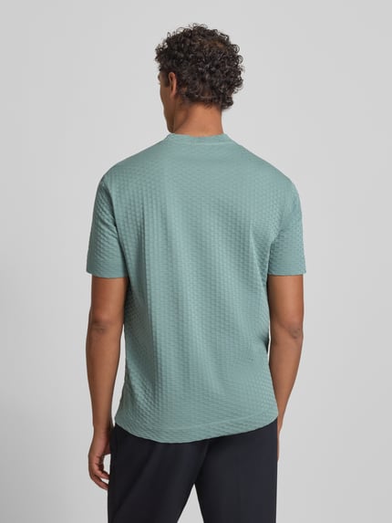 Männermodel trägt T-Shirt mit geripptem Rundhalsausschnitt von Emporio Armani, Reine Baumwolle, Regular-Fit, Label-Stitching, Rückenlänge 70 cm, Ganzkörperansicht Rückansicht.