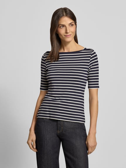 Frauenmodel trägt T-Shirt mit U-Boot-Ausschnitt von comma aus Viskose-Elasthan-Mix mit 1/2-Ärmeln, schmale Passform, Ganzkörperansicht von vorne.
