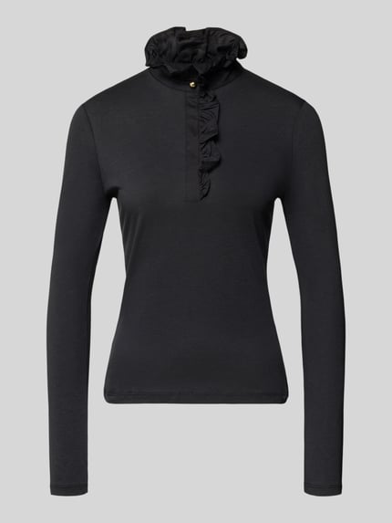 Produktfoto, schwarzes Longsleeve mit Rüschen von Rich & Royal aus Lyocell-Baumwoll-Mix, taillierter Schnitt, verdeckte Knopfleiste.
