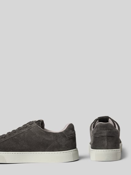 Produktfoto, Sneaker aus echtem Leder Modell 'AGAR 3' von Marc O'Polo in Dunkelgrau mit weißer Sohle, rauer Wildleder-Textur, Herren Sneaker