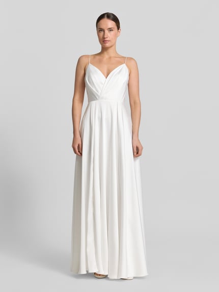 Frauenmodel trägt Abendkleid mit V-Ausschnitt und Spaghettiträgern von Laona in Elfenbein, Satin, A-Linie, Maxikleid, Ganzkörperansicht von vorne.
