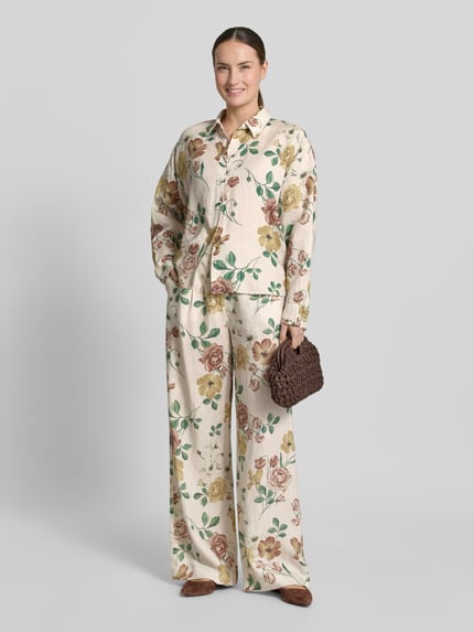 Frauenmodel trägt Regular Fit Hemdbluse aus Leinen von Jake*s Collection, florales Muster, Kentkragen, Knopfleiste, Ganzkörperansicht von vorne.