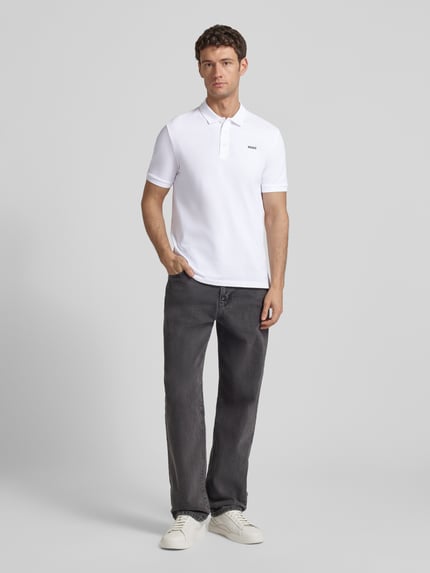 Męski model nosi Regular Fit Koszulkę polo z czystej bawełny model 'DONOS222' od HUGO, jednolity kolor, nadruk z logo, kołnierzyk polo, listwa z guzikami, krótki rękaw, prążkowane zakończenia, tkanina pika; widok całej sylwetki z przodu.