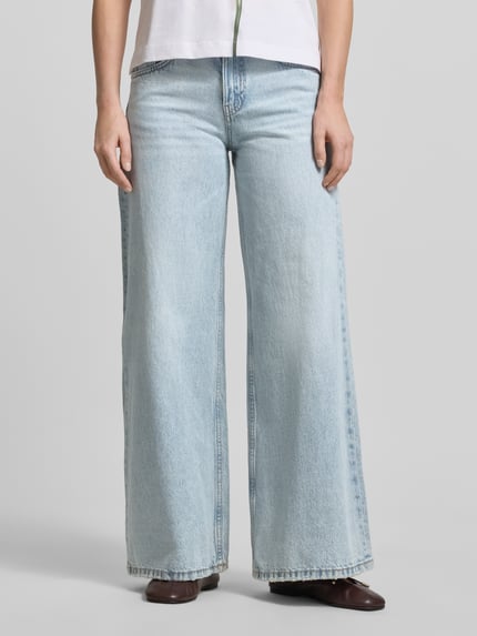 Frauenmodel trägt Wide Leg Jeans im 5-Pocket-Design von Stefanel aus reiner Baumwolle, Loose Fit, hellblaue Farbe, Ganzkörperansicht von vorne