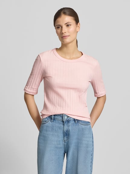 Frauenmodel trägt T-Shirt in Ripp-Optik Modell 'Savka' von OPUS, Slim Fit, Rundhalsausschnitt, 1/2-Arm, zartrosa; Ganzkörperansicht von vorne.