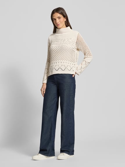 Vrouwenmodel draagt Strickpullover aus Viskose-Mix mit Pailletten van monari, crèmekleurig, regular fit, col, pailletten, volledige voorkantaanzicht.
