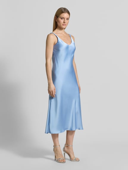 Frauenmodel trägt Relaxed Fit Kleid mit V-Ausschnitt von V by Vera Mont aus Satin, ärmelloses Design, hellblau, Ganzkörperansicht von vorne. Rückenlänge bei Größe 36: 129 cm, Brustweite bei Größe 36: 36 cm.