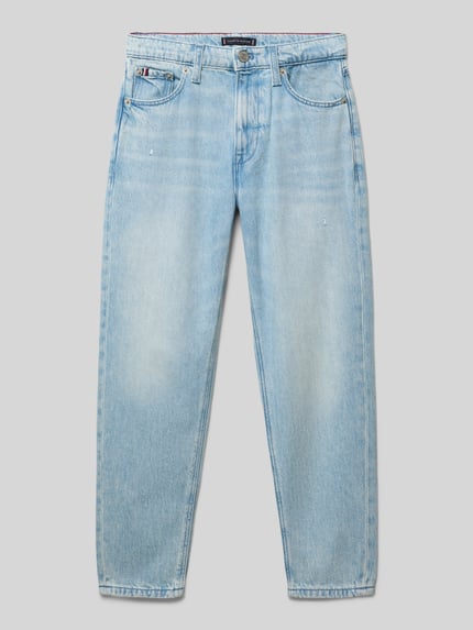 Produktfoto, Tapered Jeans aus Baumwoll-Lyocell-Mix von Tommy Hilfiger Teens in hellblauer Denim-Optik, 5-Pocket-Design, Label-Patch, Logo-Stitching, Gürtelschlaufen, Knopf und verdecktem Reißverschluss, Bundabschluss mit Weitenregulierung, weiche glatte Textur, Tapered-Fit Passform