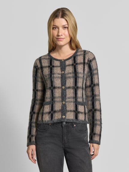 Frauenmodel trägt Strickjacke aus Woll-Mix im Allover-Look von Christian Berg Woman Selection, beige mit schwarzen Karos, Knopfleiste, Rundhalsausschnitt, Regular Fit, Nahaufnahme Oberkörper.