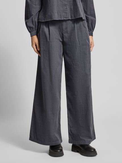 Frauenmodel trägt Wide Leg Cordhose aus reiner Baumwolle von Marc O'Polo DENIM in Dunkelgrau, Struktur und lockere Passform, Nahaufnahme Unterkörper.