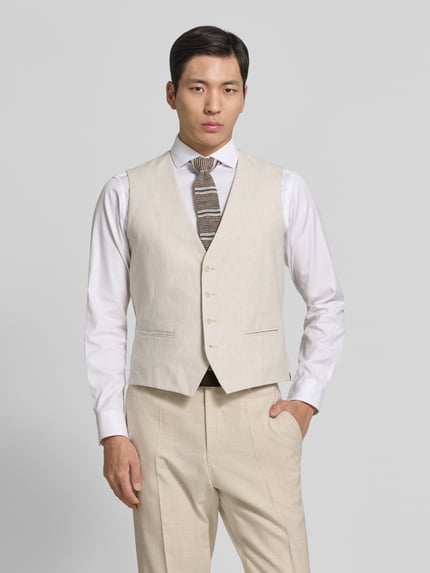 Męski model nosi Weste aus Leinen-Baumwoll-Mix mit Paspeltaschen von MCNEAL, kolor beżowy, krój regular fit, garniturowy styl, Ganzkörperansicht von vorne.