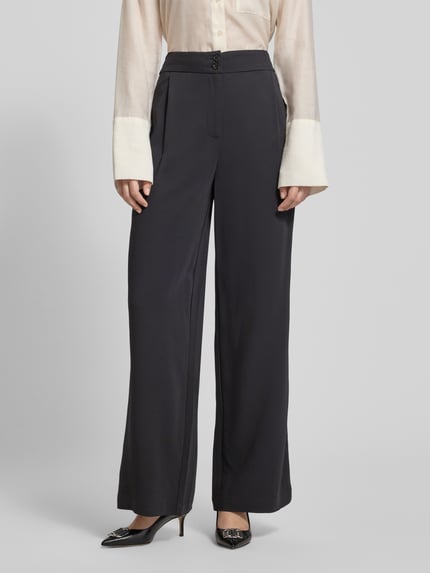 Vrouwenmodel draagt Wide Leg stoffen broek met bandplooien Model 'Cecile' van GUIDO MARIA KRETSCHMER WOMAN, mix van viscose en elastaan, Dames bandplooibroek, bandwijdte maat 36: 38 cm, binnenbeenlengte maat 36: 78 cm, kleur antraciet, gladde textuur, rechte vormen, Ganzkörperansicht von voren.
