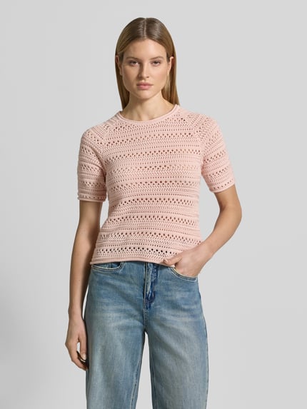 Frauenmodel trägt Strickshirt mit Rundhalsausschnitt von Jake*s Casual aus Reine Baumwolle, Regular-Fit, Rollsaum, Nahaufnahme Oberkörper.