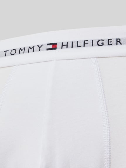 Männermodel trägt Trunks aus Baumwoll-Mix im 3er-Pack von Tommy Hilfiger, unifarben, elastischer Bund, Label-Schriftzug, Nahaufnahme Oberkörper.