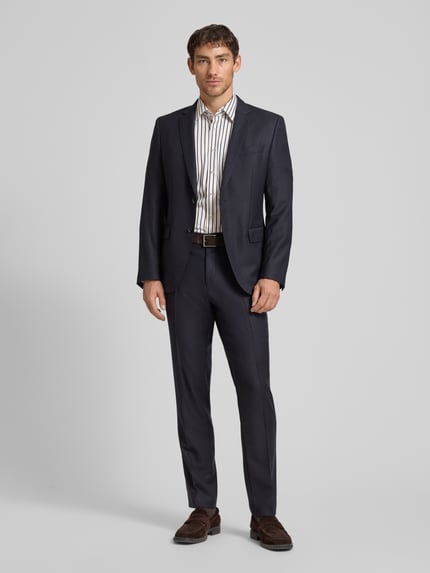 Męski model nosi Comfort Fit Business-Hemd aus Baumwolle mit Kentkragen od ETERNA, w paski, kołnierzyk typu kent, rękaw o dł. 1/2, długość tyłu w rozmiarze 40: 80 cm, szerokość ramion w rozmiarze 40: 46 cm, długość rękawów w rozmiarze 40: 28 cm, widok całej sylwetki z przodu.