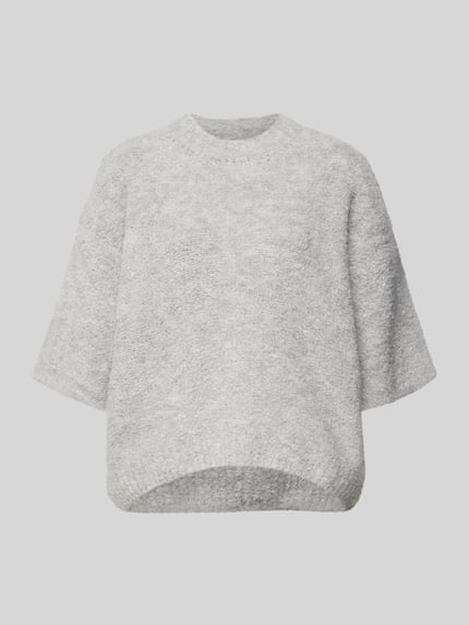 Produktfoto, szary Strickpullover mit gerippten Abschlüssen Modell 'ZOLLY' von American Vintage, mieszanka wełny z alpaką, luźny krój, dekolt okrągły, rękawy 1/2, długość pleców w rozmiarze XS/S 60 cm, długość rękawa 33 cm, widoczna miękka tekstura dzianiny