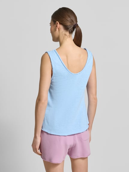 Vrouwenmodel draagt Tanktop met U-hals model 'SONOMA' van American Vintage, lichtblauw, losse fit, pure katoen, rugaanzicht, ruglengte maat S 42 cm.
