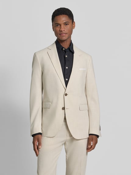 Männermodel trägt Sakko mit Brustleistentasche und Einstecktuch von CINQUE aus Material-Mix mit Viskose-Anteil, Regular-Fit, Reverskragen, Knopfleiste, Pattentaschen, Farbe Beige, glatte Textur, Ganzkörperansicht von vorne, Rückenlänge bei Größe 50: 73 cm, Schulterbreite bei Größe 50: 41 cm, Ärmellänge bei Größe 50: 65 cm.