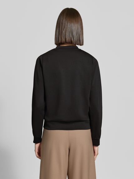 Männermodel trägt schwarze bluza rozpinana z dodatkiem wiskozy Regular Fit Sweatjacke mit Viskose-Anteil Modell 'SC-DANIELA 11' von Soyaconcept, Damen Sweatjacke, Ganzkörperansicht Rückansicht