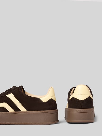 Produktfoto, sneakersy z brązowej oraz kremowej skóry bydlęcej model 'Cuzmani' od GANT, tekstura zamszowa, damskie sneakersy