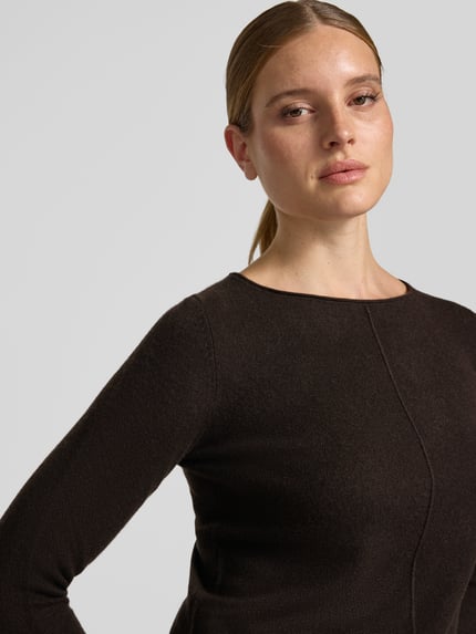 Frauenmodel trägt Regular Fit Strickpullover aus reinem Kaschmir von Christian Berg Woman, Rundhalsausschnitt, Ziernaht, Nahaufnahme Oberkörper