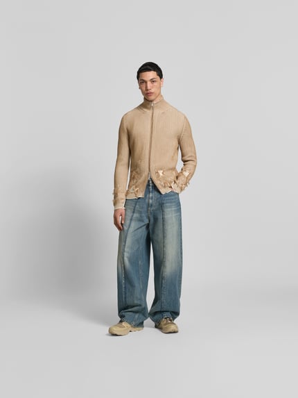 Męskimodel prezentuje Slim Fit Jacke im Used-Look od MM6 Maison Margiela, bawełna, krój slim fit, efekt znoszenia, imitacja dzianiny, zamek błyskawiczny dwustronny, długość tyłu w rozmiarze M: 67 cm, szerokość ramion w rozmiarze M: 47 cm, długość rękawów w rozmiarze M: 70 cm, całopostaciowy widok z przodu