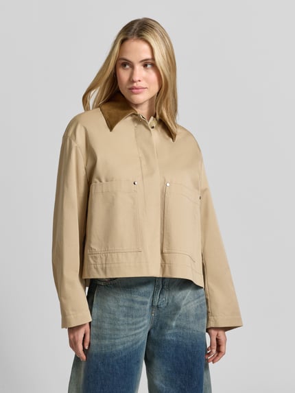 Frauenmodel trägt Funktionsjacke mit kontrastierendem Kragen von Joseph in Beige, unifarben, cropped, Zierknöpfe, Teilungsnähte, Aufgesetzte Taschen, Ganzkörperansicht von vorne.
