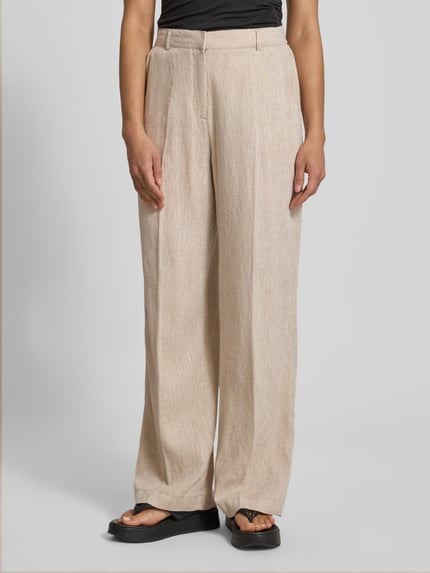 Frauenmodel trägt Leinenhose mit Eingrifftaschen Modell 'Pennie Ginia' von MSCH Copenhagen im Leinen-Mix mit Viskose-Anteil, Wide-Leg-Pants, Haken- und Reißverschluss, Naturfarbe, glatte Textur, Ganzkörperansicht von vorne.
